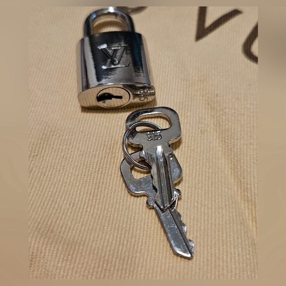 Louis Vuitton Silver Tone Lock and Keys 315 - Picture 2 of 4